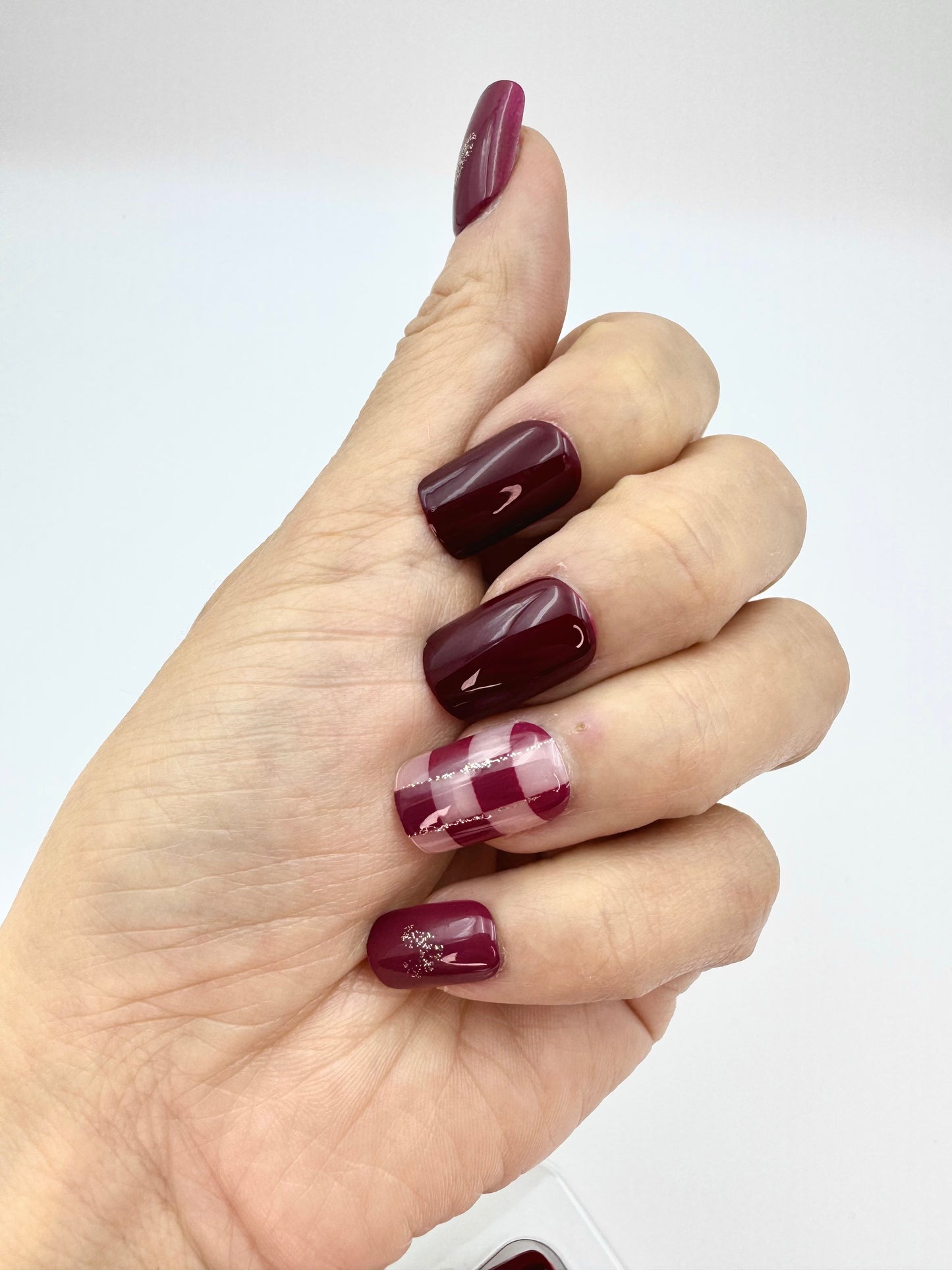 Burgundy checkerboard press-on short nails 24pcs
