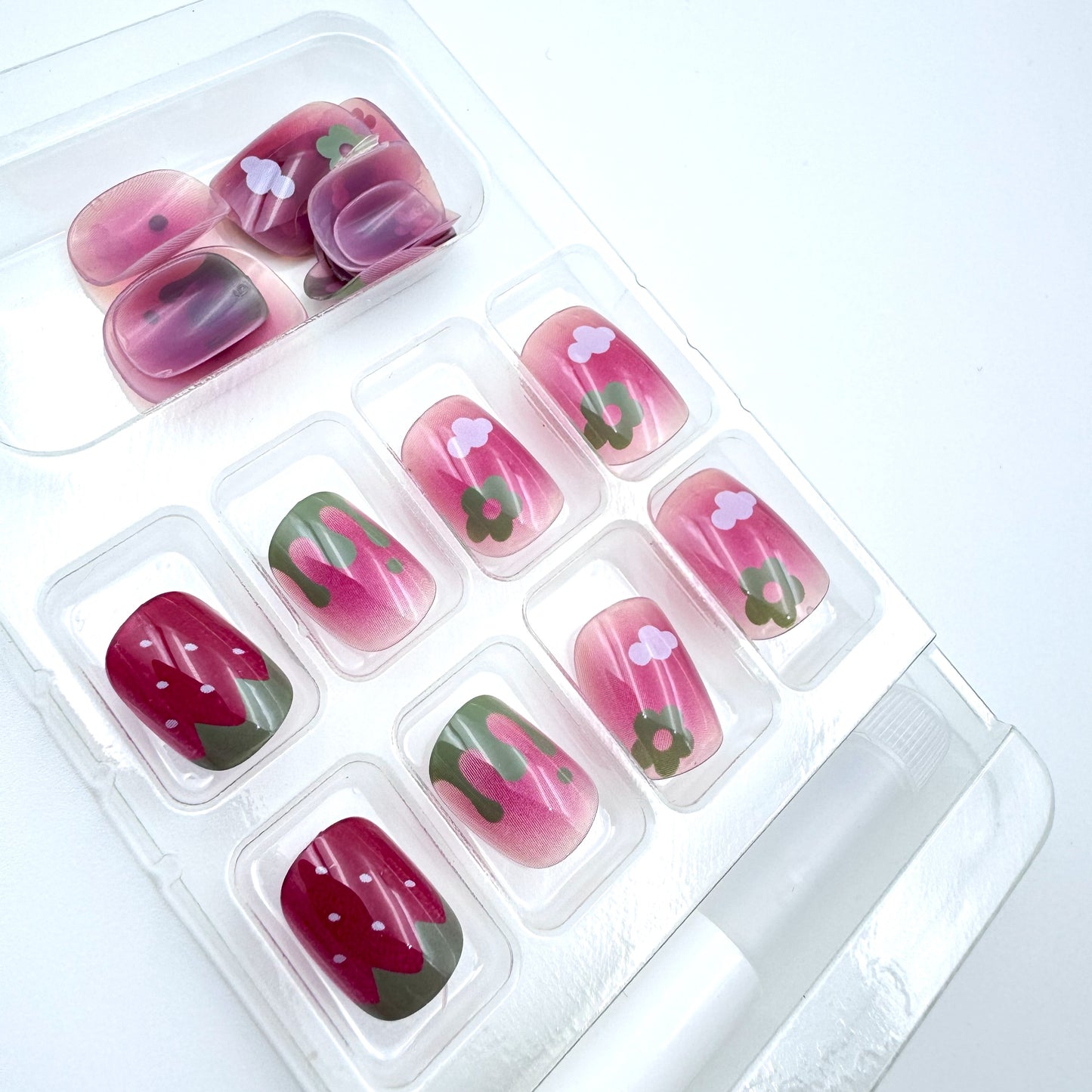 Dopamine strawberry press-on short nails 24pcs