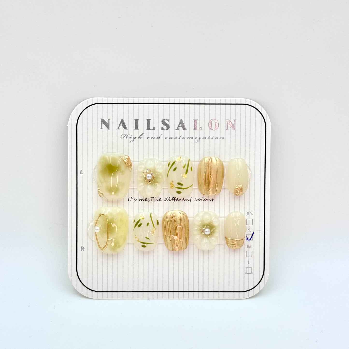 Golden flowers are elegant and gentle press-on nails short nails（Size Selection）