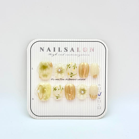 Golden flowers are elegant and gentle press-on nails short nails（Size Selection）