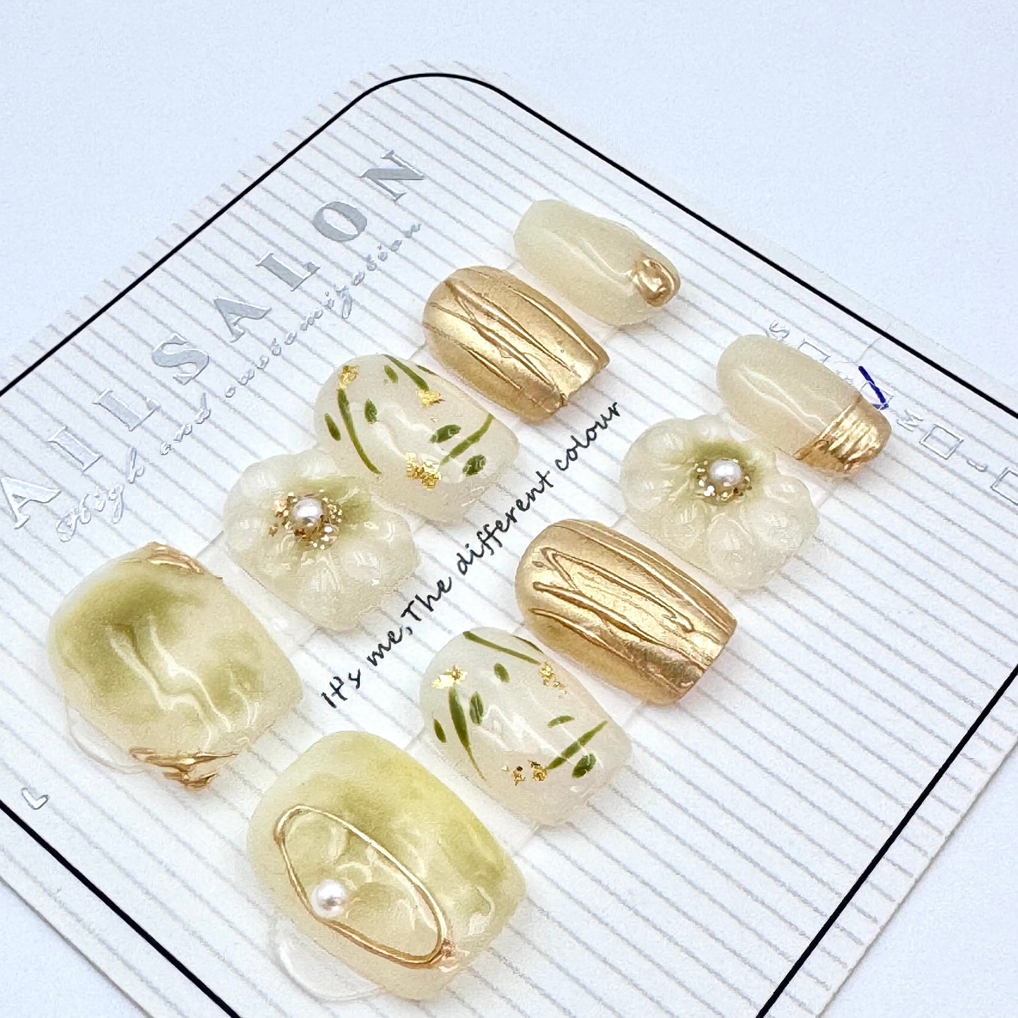 Golden flowers are elegant and gentle press-on nails short nails（Size Selection）