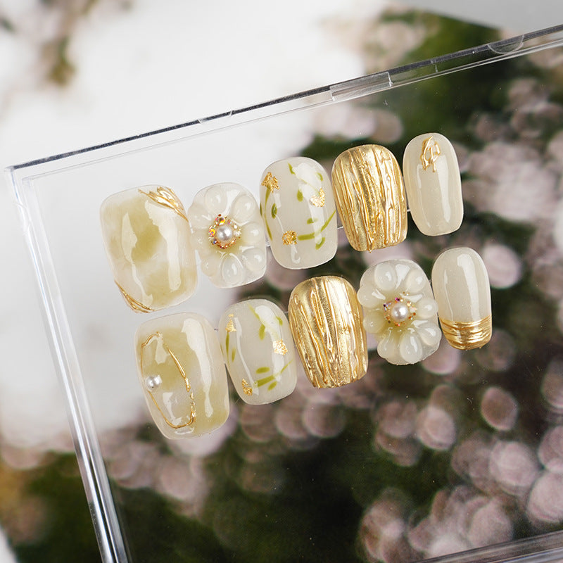 Golden flowers are elegant and gentle press-on nails short nails（Size Selection）